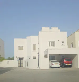 فرصة استثمارية وبيعة مستعجلة فلة vip مقابل مركز ياس للتسوق 110 الف فقط مؤجرة 600ريال