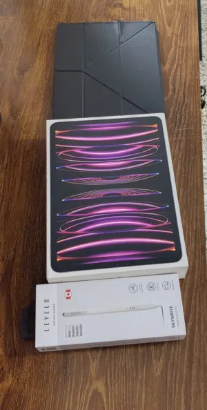 باكيج ملكي متكامل: iPad Pro 11 بحالة الوكالة مع ملحقات براند Levelo الكندي الشهير
