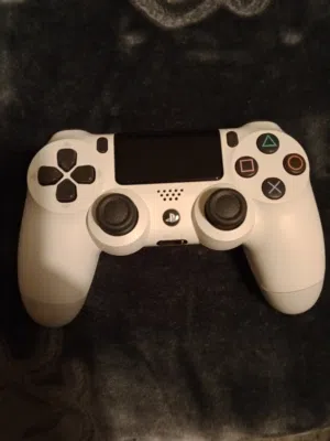 ايد ps4 جديدة مئة بالمئة غير مستعملة ، غير مرة وحدة فحص (لون ابيض )