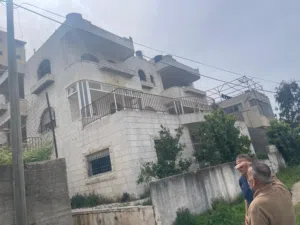 بيت مستقل في بتونيا مستقل مساحه البيت 3 طوابق اللبناء 720 متر