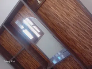 مدخل مكون من علق ملابس ورف الاحذية ومراه