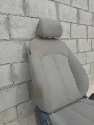 مقاعد سيارة مستعملة عالية الجودة بحالة جيدة للبيع