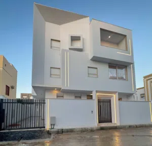 المنطقة اكثر طلباً و الأكثر بناءً منظم و الأكثر خدمات طريق المشتل 3 طوابق مفصولة ملك مقدس