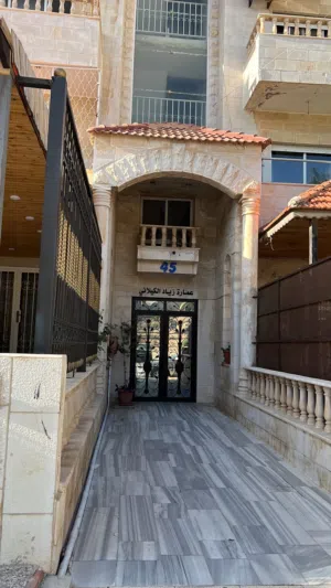 شقة مميزة مع إطلالة جميلة للبيع واصلها جميع الخدمات