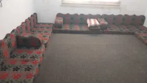 طقم كنب وفراش عربي بحاله جيده جدا