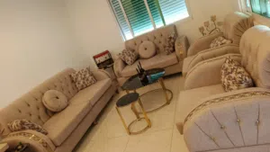 طقم كنب تسع مقاعد شبه جديد لم يستخدم سوا شهرين
