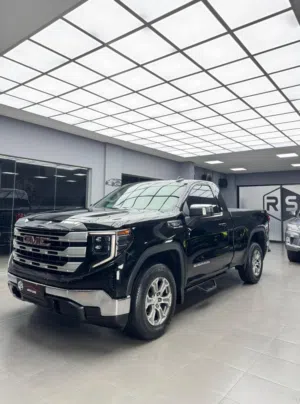 سيارة جي إم سي سييرا SLE موديل 2023 كاملة المواصفات بنظام الدفع 4x4 لون أسود داخلي فضي