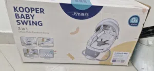 سرير أطفال مع ملحقاته و أرجوحة و مقعد سيارة للأطفال