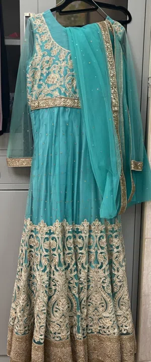 تم تخيفض سعر الفستان مع الشيله الى 20  ريال