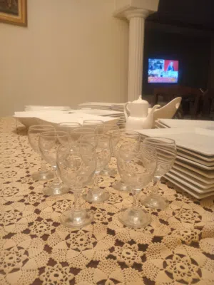 طقم سفرة ابيض مع كاسات