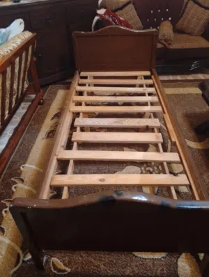 سرير مفرد خشب زان قوي مستعمل في حاله جيده