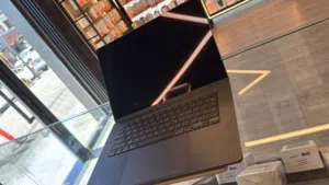 APPLE MACBOOK AIR M4 (24-RAM) (512GB) USED LIKE NEW / ماك بوك اير ام 4 24 رام 512 جيجا مستعمل