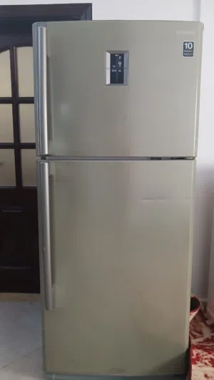 ثلاجة للبيع نظيفة