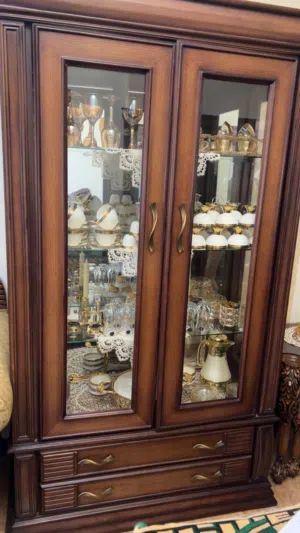 فضيه للبيع الخشب الزان البلوط بالكامل دهان الاصلي ولا اي خدشه زجاجها الاصلي وبالداخل ثلاث رفوف زجاج