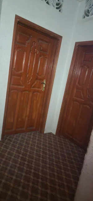 لايجار بيت مستقل دور واحد حجر مكون من اربع غرف ومطبخ وحمامين ومدخلين وصالتين وحوش سياره وخزان ارضي