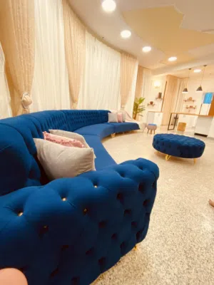 كورنر قنفات مقوس او شبه دائري يرهم ل اي ديكور لون واحد مفصل 3 قنفات مع طابوريه داىريه وسطيه