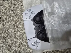 للبيع: كنترولر بلايستيشن 5 أصلي (جديد تماماً - لم يستخدم) For Sale: PS5 DualSense Controller (Brand