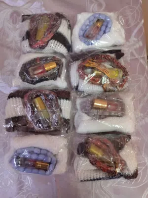 باقة أنيقة تحتوي على طاقية الصلاة ومسباح وعطر صغير