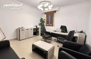 شقة تجاريه مجهزه بلاثاث لمكتبي ف مبني مجهز بلمصعد ومولد ف منطقة بن عاشور