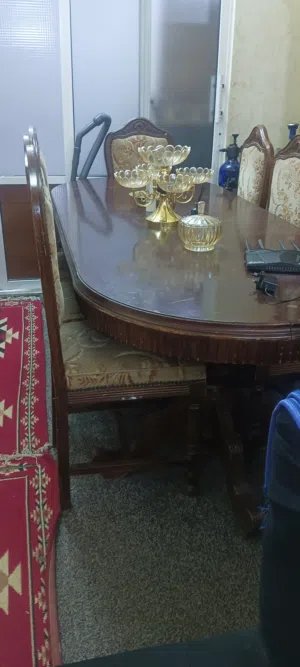 طاولة سفره معاها 8 كراسي
