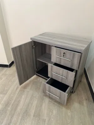 خزانة مكتب عملية بتصميم أنيق مناسبة للمكاتب والشركات تحتوي على أدراج مع قفل لحفظ الملفات والأغراض