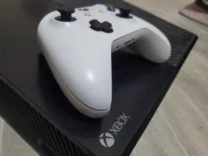 إكس بوكس ون (Xbox One) نظيف جداً 500GB مع 9 ألعاب وملحقات الوكالة الأصلية