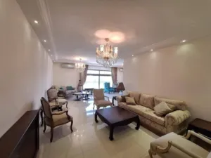 شقة فاخرة ومميزة... طابق أخير مع روف