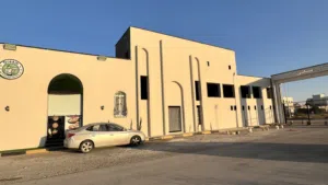 صالة جديدة بمسقوف 455 متر مكانها عين زارة 4 شوارع الكهرباء نص تشطيب تمشي افراح وحديد ومصنع اين شي