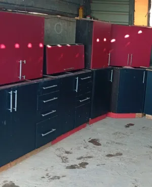 مطبخ خشب MDF 6م ارضي 4م تعليق مع جرانيت ومجلى وطاولة سفره جرانيت