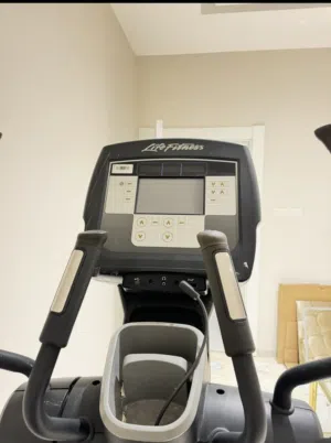 جهاز اليبتيكال احترافي لايف فتنس Life Fitness 95X Cross Trainer بحالة ممتازة بسعر حرق قابل للتفاوض