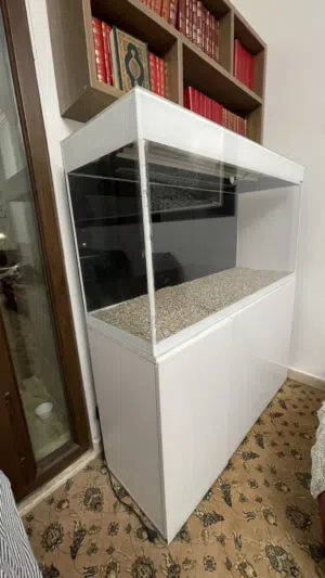 حوض كبير بحالة الوكالة مع كامل القطع