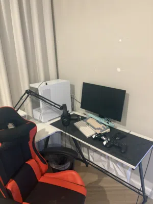 بيسي للبيع جديد و نضيف و يجي معه ثلاثة كيبورد و 2 ماوس و شاشه و ماوس باد و كرسي و طاوله و جهازين