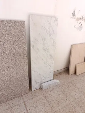 الرخام جديد والبيج مستعمل ومعاه حوض
