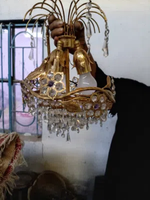 ثريات للبيع وبنكات وزوالي شبه جديد