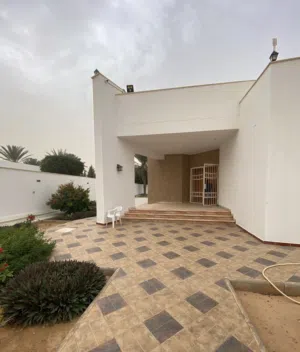 فيلا أرضية كبيرة للإيجار جنزور حي الكويت