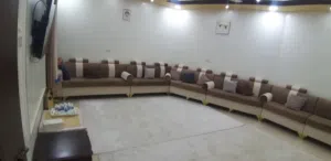الإيجار مجلس واسع يوجد فراش وخدمات