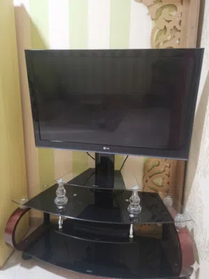 للبيع: تلفزيون LG مع طاولته