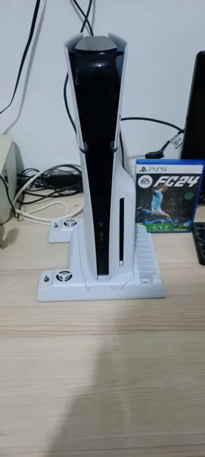 بلايستيشن 5 سلم استعمال معاه 2 ذراعين و دسكة fc24 و مبرد