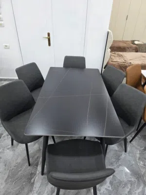 طاولات المستطيل الجرانيت الاصلي سادة وموشح بالوان مختلفة الكراسي ارجل حديد مجلفن ضد الصدأ