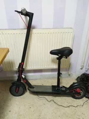 سكوتر كهربائي مع مقعد وشاحن بسعر مغري جدا نظيف شبه جديد للبيع بسعر ما رح تلاقي أقل منو