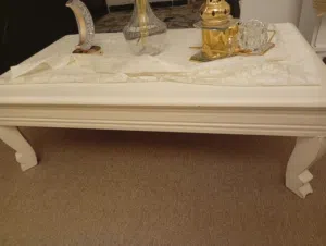 طاولتين وحده طاولة جلسه ووحده طاولة صالون بحاله جيده اللون ابيض للبيع مستعجل