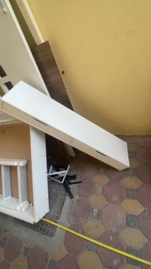 عندي رف من ايكيا مع القواعد يكون معلق فالجدار للتسريحه