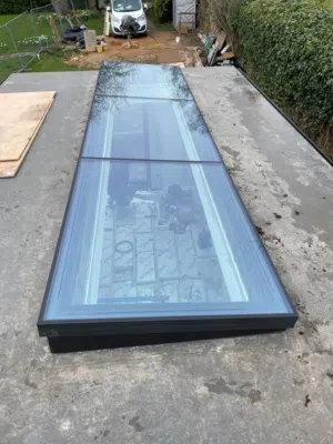 نوافذ الشتر وسكاي لايت هما حلول مبتكرة للنوافذ توفر إضاءة طبيعية وتهوية جيدة للمباني