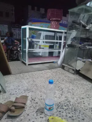 طاوله المونيوم مع زجاج