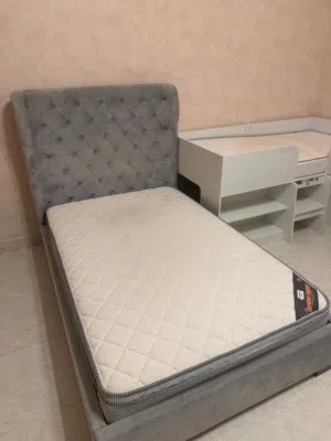 سرير رمادي مع مرتبة