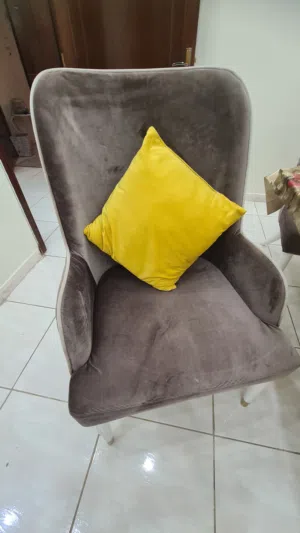 طاولة طعام مع الكراسي