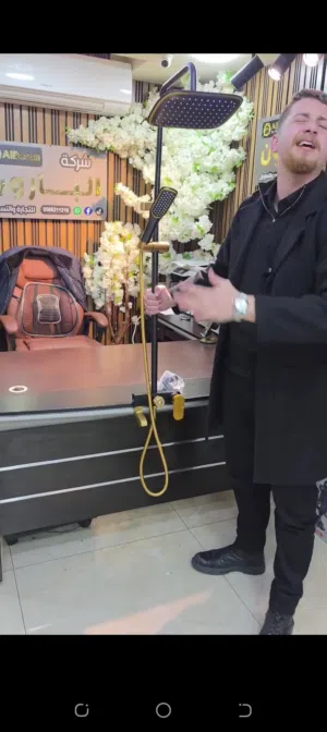 دش ملكي... شكل قوي وأداء يعتمد عليه مع بطارية – أسود × ذهبي تصميم فاخر يجمع اللون الأسود مع الذهبي