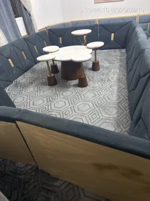 للبيع مساند مقلط 4x3 مع طاولات خدمة تقديم + مساند صالة كبيرة جداً البيع كامل الاثاث