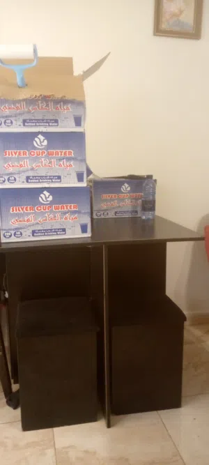 طاولة سفرة اربع كراسي ما فيها ولا خدش