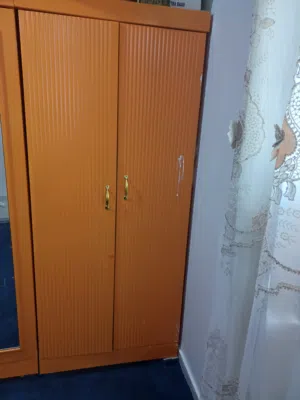للبيع خزانة ملابس بحالة ممتازة